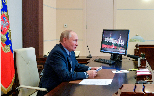 El presidente ruso, Vladimir Putin, en una una teleconferencia en las afueras de Moscú, Rusia, el 25 de septiembre de 2021. Foto: EFE