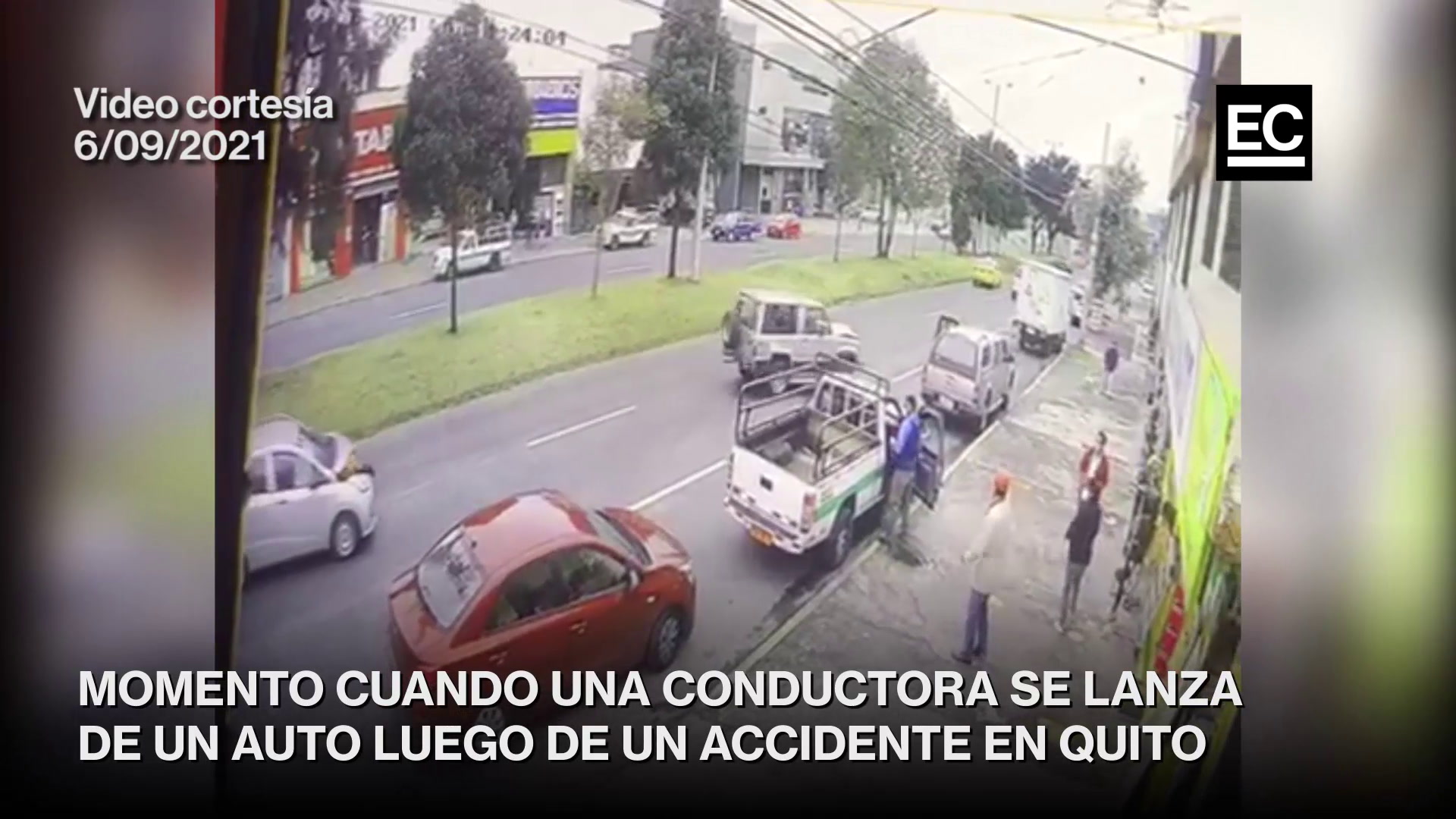El accidente se registró en la av. Mariscal Sucre y José Figueroa, sector de San Carlos. Tras el choque entre tres vehículos, aparece un auto con la parte delantera destrozada y el motor incendiándose. Captura video