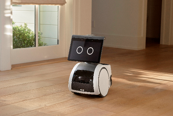 Fotografía cedida por Amazon donde se muestra su pequeño robot Astro mientras pase por una casa. Foto: Amazon