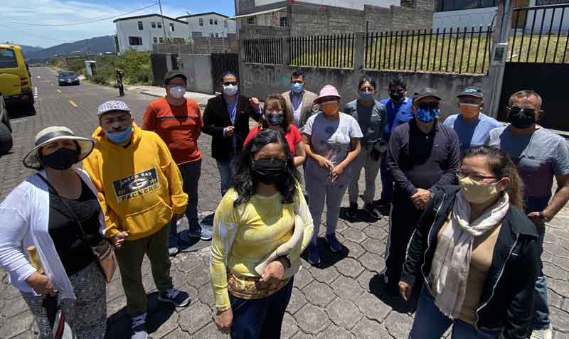 Moradores del barrio Banco Nacional de Fomento de Sangolquí protestaron frente a la inseguridad existente en el sector. Foto: Patricio Terán / EL COMERCIO