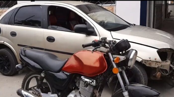 Un auto y una motocicleta fueron decomisadas durante los siete allanamientos realizados por la Policía la madrugada de este domingo 5 de septiembre de 2021, en el cantón La Libertad. Foto captura