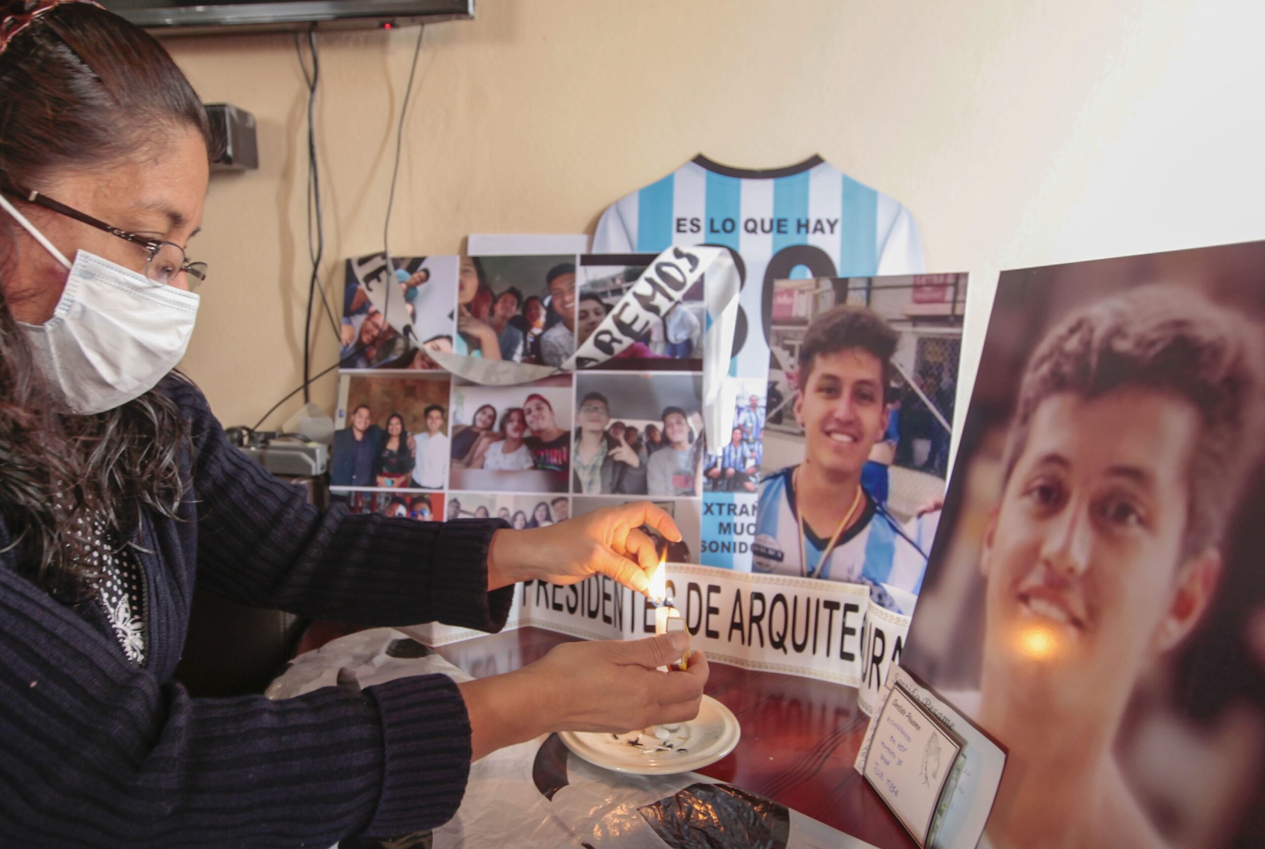 Verónica Benítez, madre de Luis Cordero, realizó un altar en su casa en honor a él. Foto: Patricio Terán / EL COMERCIO