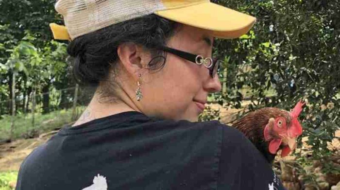 La activista lucha por un mundo libre de jaulas para las gallinas. Foto: Cortesía Shady Heredia