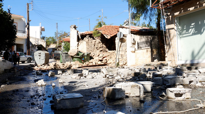 Un hombre murió por el derrumbe de una iglesia, durante el terremoto registrado el 27 de septiembre del 2021 en la isla de Creta, en Grecia. Foto: EFE