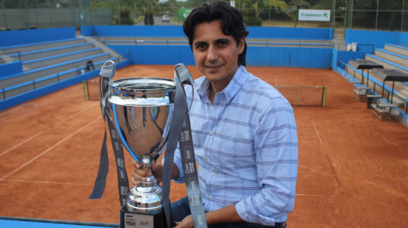 Nicolás Lapentti, director del torneo, sostiene el trofeo del Challenger de Quito 2021 en el Arrayanes Country Club.