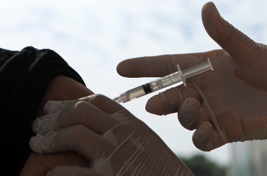 Imagen referencial. América busca acelerar la vacunación y ampliar su población objetivo más allá de los 18 años. Foto: EFE