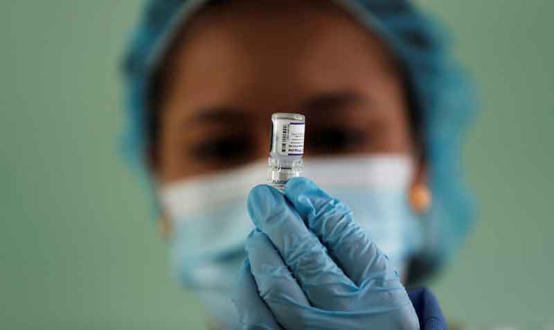 El estudio también indicó que el riesgo de contraer covid de larga duración se reduce a la mitad entre los vacunados con la pauta completa. Foto: EFE