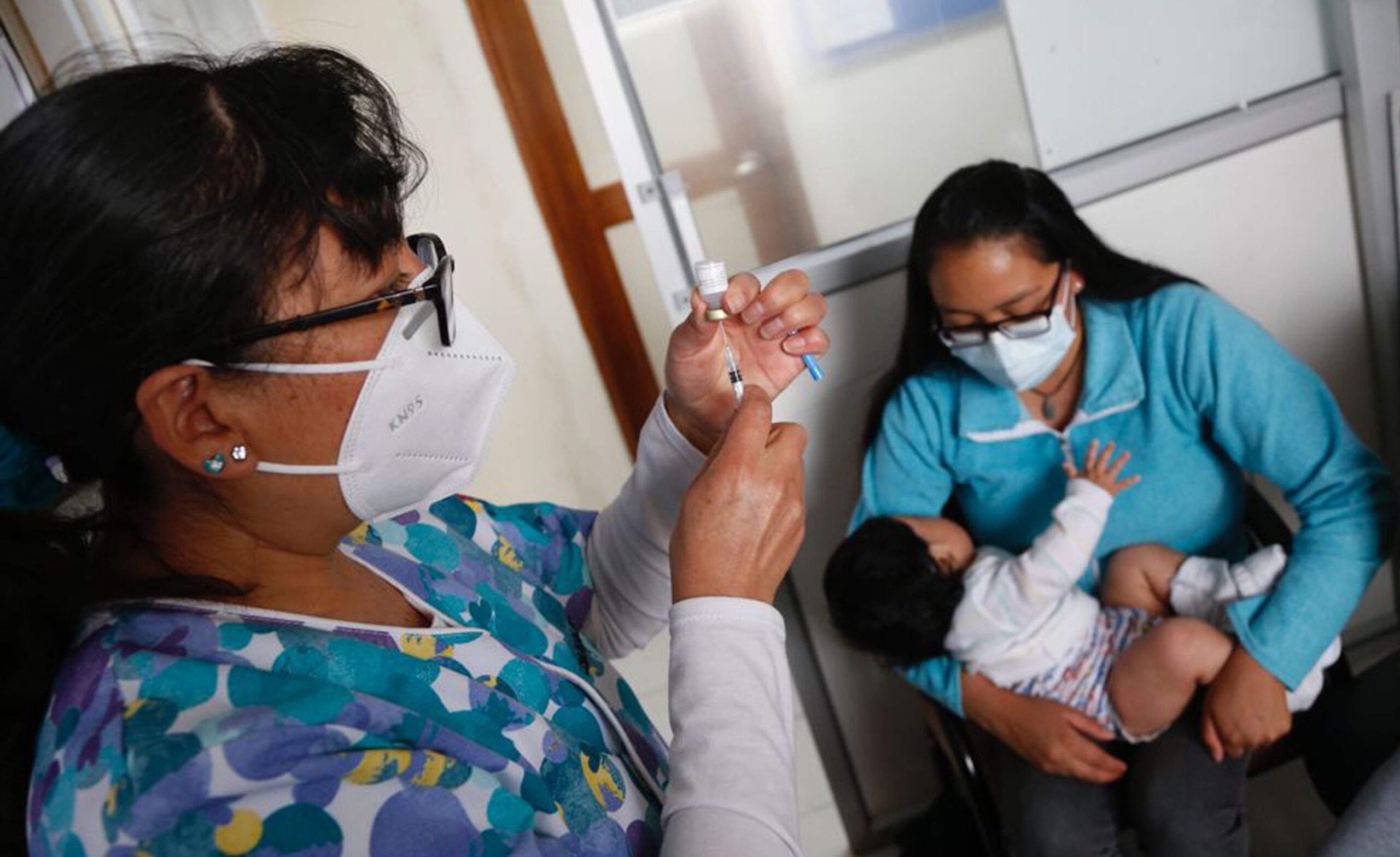 Guadalupe Anatoa, licenciada en enfermería, aplica tres dosis del esquema regular de inoculación a Ian, de 6 meses. Foto: Diego Pallero / EL COMERCIO