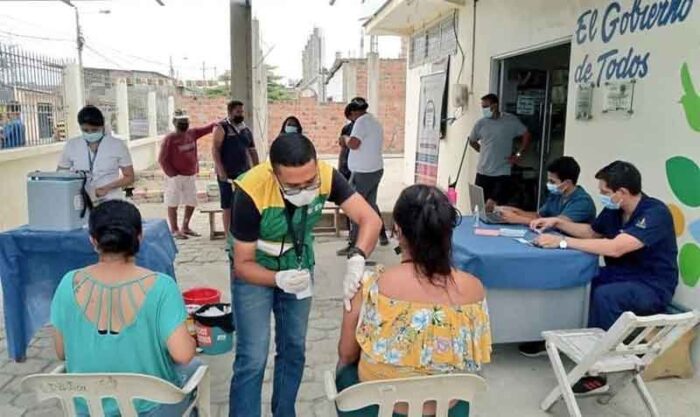 En Portoviejo se atiende a la población que llega en busca de la primera dosis de la vacuna contra el covid-19. Foto: cortesía Coordinación zonal 4 de Salud