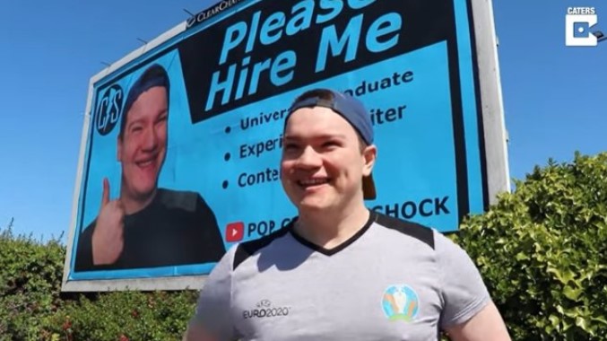 El joven decidió invertir en su singular anuncio para encontrar un trabajo. Foto: Captura de pantalla