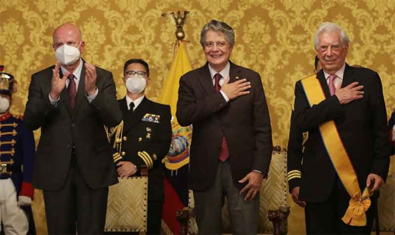 Mario Vargas Llosa recibió la medalla al mérito en Orden de Gran Cruz de manos del presidente Guillermo Lasso. Foto: Twitter Presidencia Ecuador