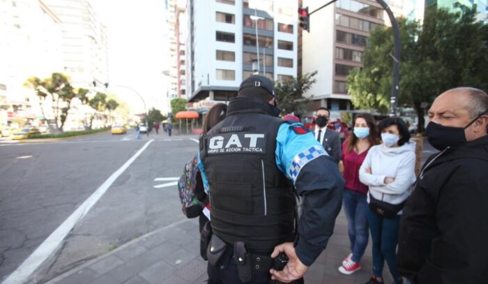 Los vecinos se han reunido con los moradores afectados, quienes solicitaron mayor control a la AMT en ese sector de Quito. Foto: Julio Estrella/ EL COMERCIO