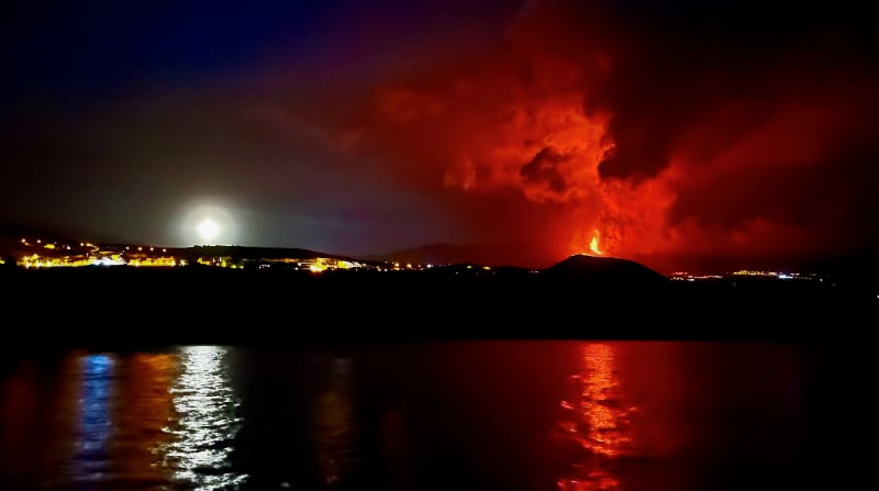 Lava y humo se elevan desde el volcán en erupción de Cumbre Vieja en la isla canaria de La Palma, España este 25 septiembre del 2021. Foto: Reuters