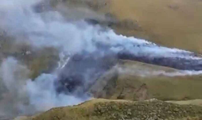 El incendio forestal en el volcán Antisana se registró este 18 de septiembre del 2021. Foto: captura