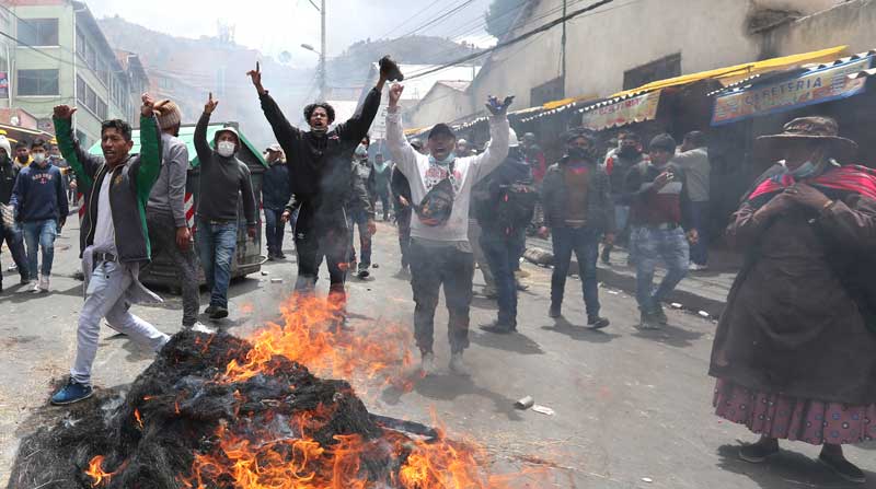 Un grupo de cocaleros festeja frente a una hoguera luego de retomar de la sede de la Asociación Departamental de Productores de Coca. Foto: EFE