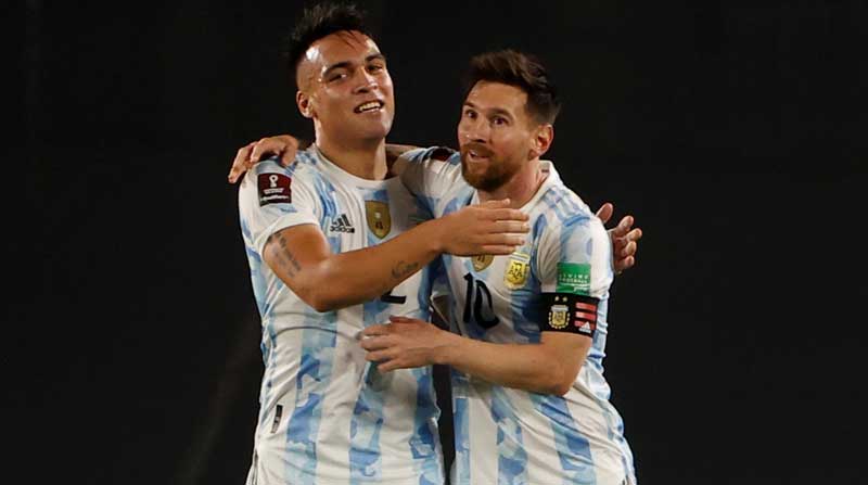 Lionel Messi de la selección de Argentina celebra un gol con Lautaro Martínez, en un partido contra Uruguay por las eliminatorias sudamericanas al Mundial de Catar 2022. Foto: EFE