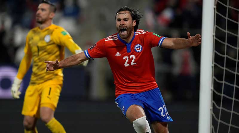 Ben Brereton de Chile celebra un gol en un partido de las eliminatorias sudamericanas para el Mundial de Catar 2022 entre Chile y Paraguay. Foto: EFE