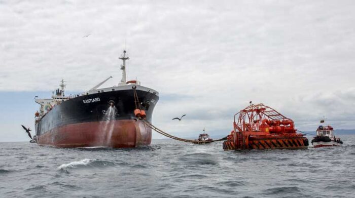 Un buque petrolero carga el hidrocarburos nacional en el puerto de Balao, en Esmeraldas. Foto: Cortesía