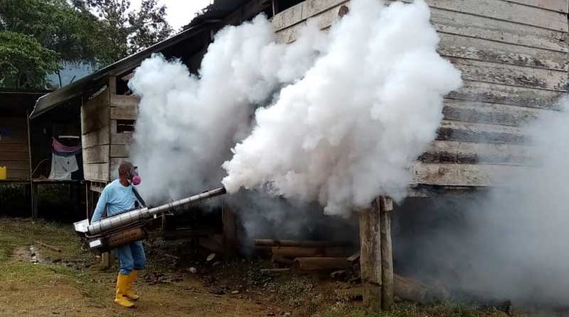Un trabajador fumiga en las zonas chachis. En el norte de Esmeraldas se detectó un brote de malaria en abril. Foto: Cortesía