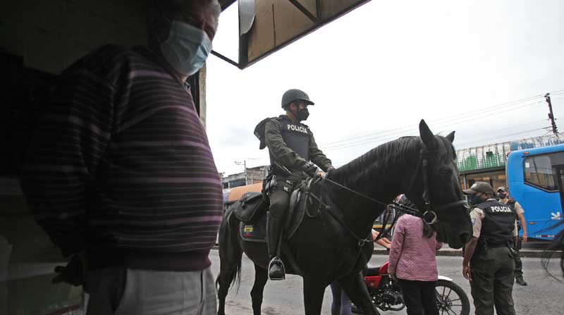 La Policía realizó un operativo ayer en el barrio de Chillogallo, en el sur de la ciudad. Foto: Julio Estrella / EL COMERCIO