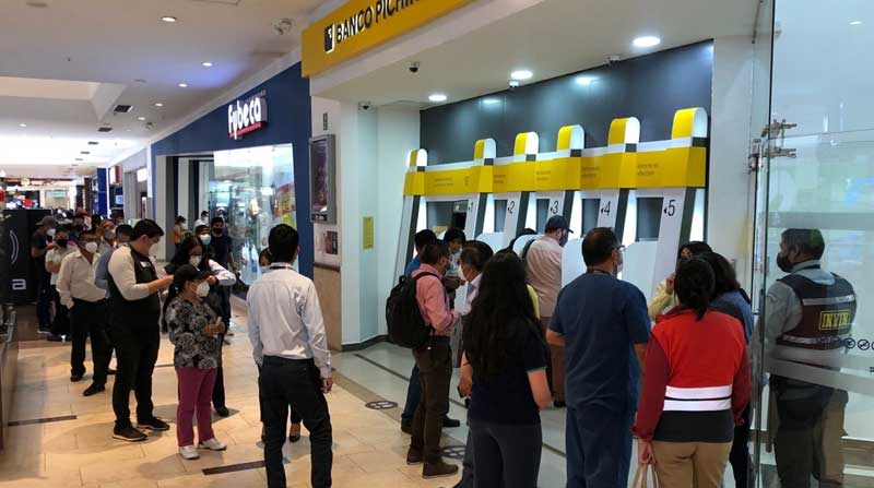 Clientes de la entidad bancaria se acercaron a realizar retiros en una agencia de un centro comercial, en Quito. Foto: Diego Pallero / EL COMERCIO