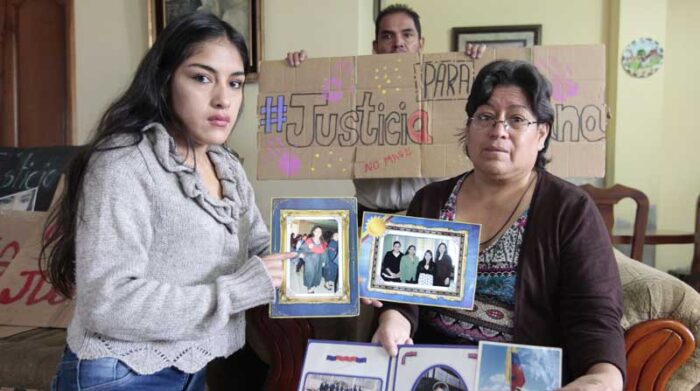 De izquierda a derecha. Malena y María Lagla, hermana y madre de Diana, muestran sus fotografías. Foto: Patricio Terán / EL COMERCIO