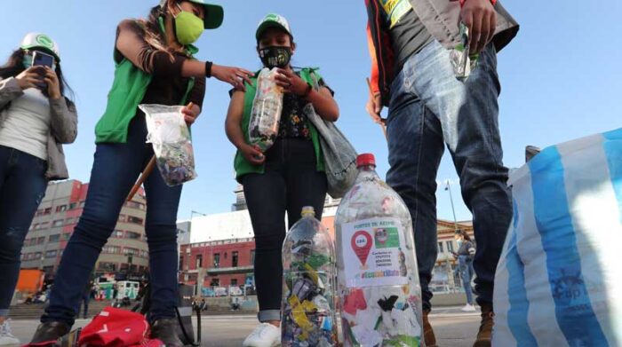 Jóvenes visibilizan una campaña sobre ecoladrillos en la plaza Camacho, en La Paz (Bolivia). Foto: EFE