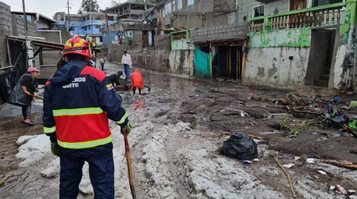 Desde las 14:50 aproximadamente, hasta el momento, en el ECU 911 se han reportado un total de 29 llamadas por inundaciones a causa. Foto: Tomada de la cuenta Twitter Bomberos Quito