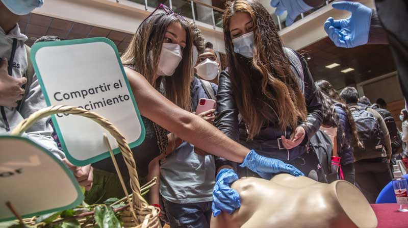 Estudiantes de medicina imparten indicaciones sobre el autoezamen de mama. Foto: Diego Pallero / EL COMERCIO