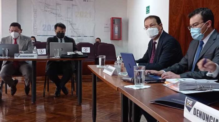 Santiago Guarderas acudió el jueves pasado a la audiencia de su denuncia de infracción electoral grave, en el TCE. Foto: Daniel Romero / EL COMERCIO