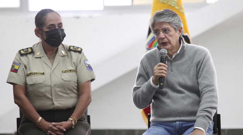 Guillermo Lasso acudió al regimiento Quito para respaldar a los uniformados en los operativos contra la delincuencia. Foto: Julio Estrella / EL COMERCIO