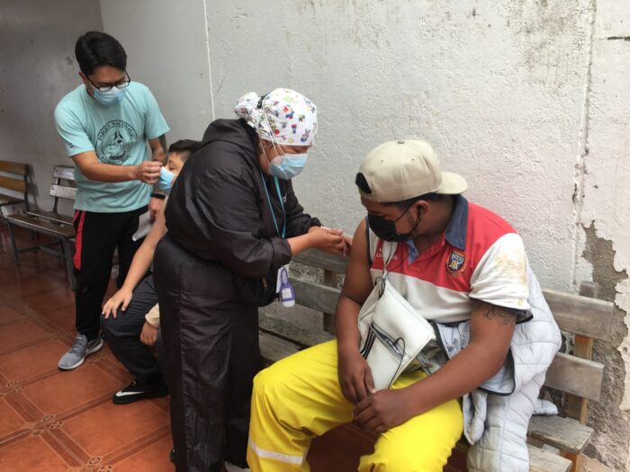 En el Centro de Salud de Ibarra, en Imbabura, acudieron personas rezagadas y niños de 6 a 11 años para recibir las respectivas dosis contra el covid-19. Fotos: EL COMERCIO
