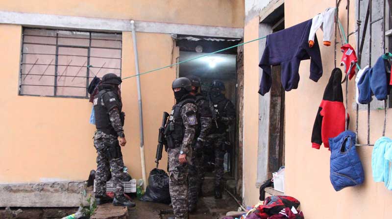 En el operativo se realizó el allanamiento simultáneo de cuatro inmuebles en la Libertad. Foto: Tomada de la cuenta Twitter Fiscalía Ecuador