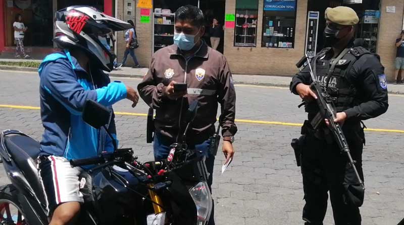En los operativos de control se registra a personas, motocicletas y vehículos. Foto: Tomada de la cuenta Twitter Policía Ecuador