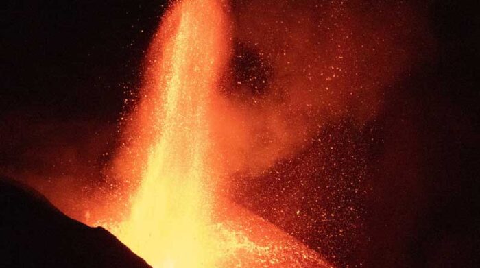 El Instituto Volcanológico de Canarias ha informado que el cono interno del volcán de La Palma se ha derrumbado sobre sí mismo. Foto: EFE