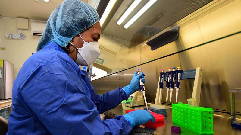 Greta Franco realiza estudios sobre el bacilo de la tuberculosis en el laboratorio del Inspi, en Guayaquil. Foto: Enrique Pesantes / EL COMERCIO
