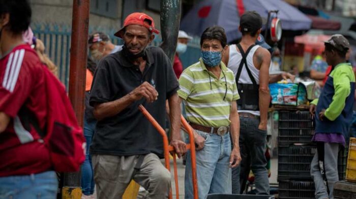 Transeúntes caminan por una calle a poco menos de una semana de la flexibilización de medidas anticovid en Venezuela. Foto: EFE