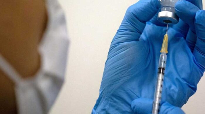Un trabajador de salud prepara una vacuna contra el covid-19. Foto: REUTERS