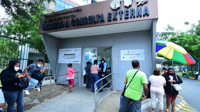 Familiares de pacientes aguardan en el H. Abel Gilbert Pontón, en Guayaquil, por si deben ir a comprar medicinas. Foto: Enrique Pesantes / EL COMERCIO