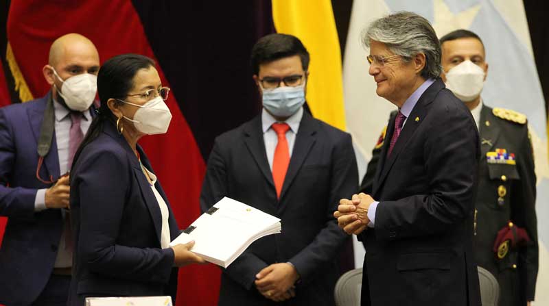 El presidente Guillermo Lasso y Guadalupe Llori, en la entrega del proyecto de Ley de Creación de Oportunidades. Foto: Archivo