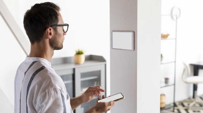 Las alarmas inalámbricas son una opción para controlar la casa desde el teléfono. Foto: Pexels