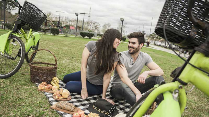 Un pícnic en los parques de Quito es una buena opción para las parejas que se quedan en casa y buscan algo económico e íntimo. Fotos: Freepik.es y Archivo / EL COMERCIO