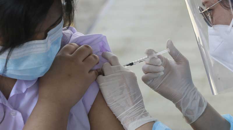 Una persona recibe una dosis de la vacuna Pfizer contra el covid-19. Foto: EFE