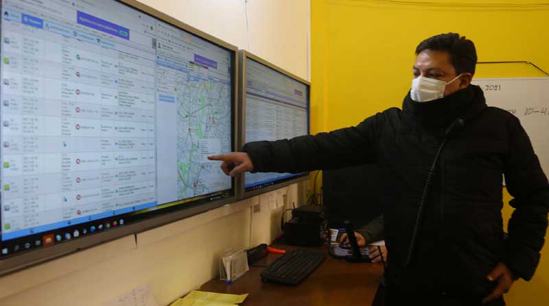 Pedro Yánez, de la operadora Translatinos, monitorea a las unidades en tiempo real. Foto: Vicente Costales / EL COMERCIO