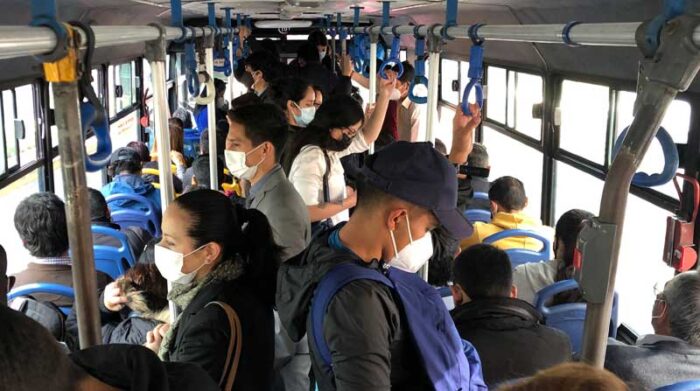 Con la vigencia de la ocupación del 100%, los pasajeros llenaron ayer las unidades de transporte público que pasaron por la avenida Oriental. Foto: Galo Paguay / EL COMERCIO