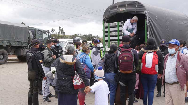 Policías realizan un operativo contra las mafias del tráfico de migrantes en Tulcán (Ecuador). Foto: EFE