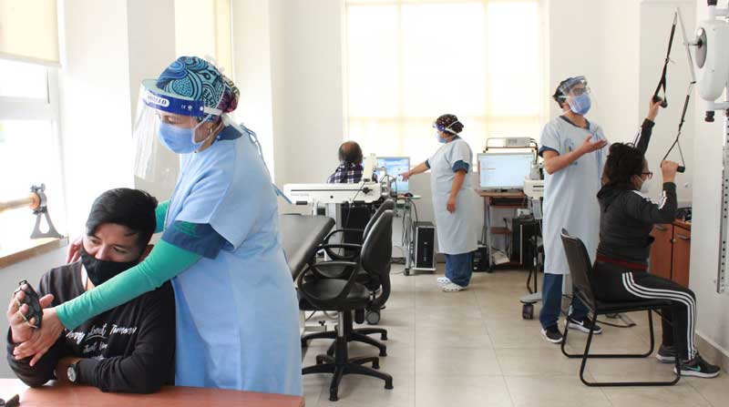 Terapias físicas en una de las unidades médicas del Seguro Social, ubicada en Quito. Foto: Cortesía IESS