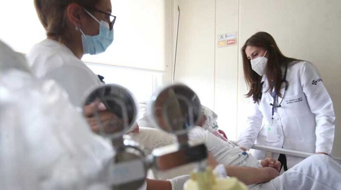 Maribel Egas, geriatra, atiende a una paciente en el Hospital San Juan de Dios, en el valle de Los Chillos. Foto: Julio Estrella / EL COMERCIO