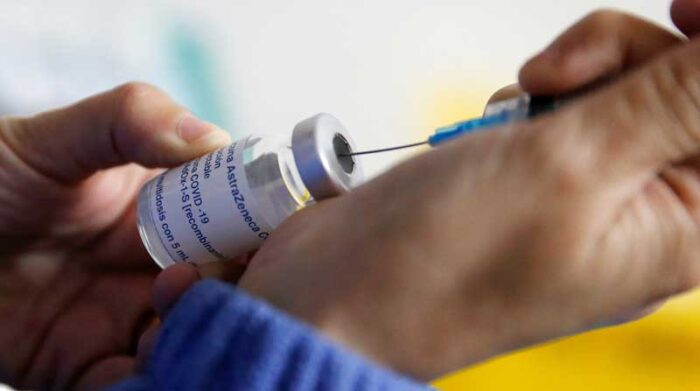 Un trabajador de salud prepara una dosis de la vacuna contra el covid -19. Foto: REUTERS