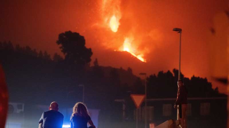 Imagen tomada desde Tajuya, en El Paso (La Palma), de la erupción en Cumbre Vieja. Foto: EFE